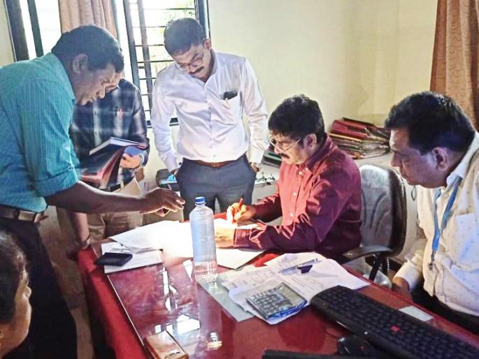 Electricity disappeared and in the light of mobile battery, District 2 inspected farmers' bank accounts | वीज गायब झाली अन् मोबाईल बॅटरीच्या उजेडात जिल्हाधिकाºयांनी तपासली शेतकºयांच्या बँकेची खाती Electricity disappeared and in the light of mobile battery, District 2 inspected farmers' bank accounts | वीज गायब झाली अन् मोबाईल बॅटरीच्या उजेडात जिल्हाधिकाºयांनी तपासली शेतकºयांच्या बँकेची खाती