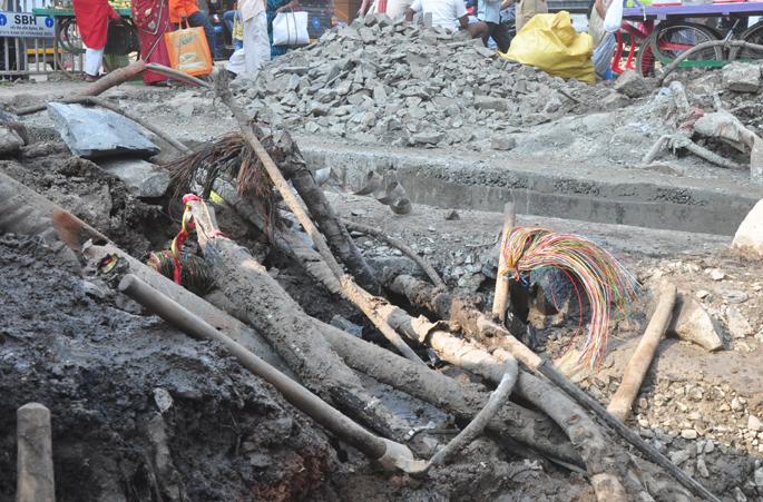 Internet connection broke into Beed; 1.5 thousand customers 'offline' | बीडमध्ये इंटरनेट लाईन तोडली; दीड हजार ग्राहक ‘आॅफलाईन’ Internet connection broke into Beed; 1.5 thousand customers 'offline' | बीडमध्ये इंटरनेट लाईन तोडली; दीड हजार ग्राहक ‘आॅफलाईन’