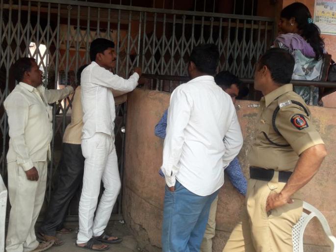 Keep the balloting center in the cage | केजमध्ये गटसाधन केंद्राला ठोकले टाळे Keep the balloting center in the cage | केजमध्ये गटसाधन केंद्राला ठोकले टाळे