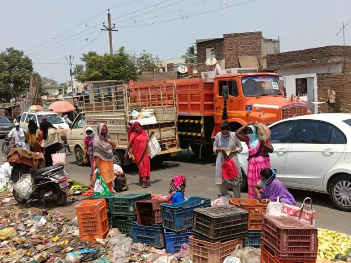 Weeks market filled to the brim with rules | नियम धाब्यावर बसवून भिंगारमध्ये भरला आठवडे बाजार Weeks market filled to the brim with rules | नियम धाब्यावर बसवून भिंगारमध्ये भरला आठवडे बाजार