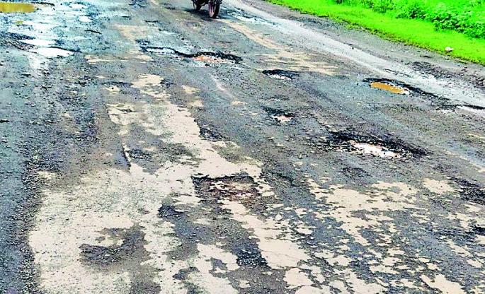 The entrance road is steep | प्रवेशद्वार रस्ता खड्डेमय