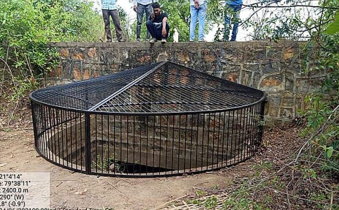 Mesh cover of forest wells for wildlife protection | वन्यप्राणी संरक्षणासाठी जंगलालगतच्या विहिरींना जाळीचे आच्छादन Mesh cover of forest wells for wildlife protection | वन्यप्राणी संरक्षणासाठी जंगलालगतच्या विहिरींना जाळीचे आच्छादन
