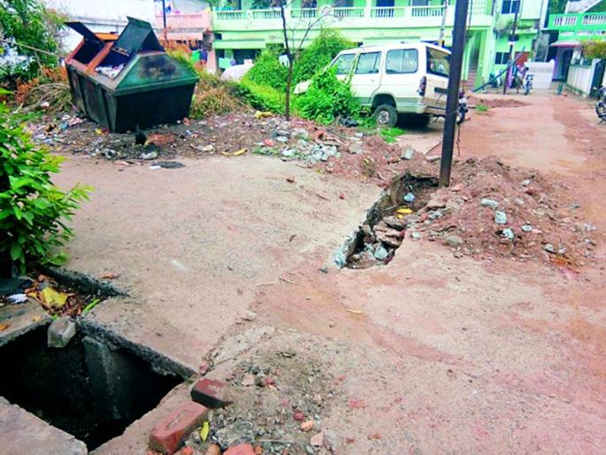 Pipeline pits became life-threatening | नळ पाईपलाईनचे खड्डे जीवघेणे Pipeline pits became life-threatening | नळ पाईपलाईनचे खड्डे जीवघेणे