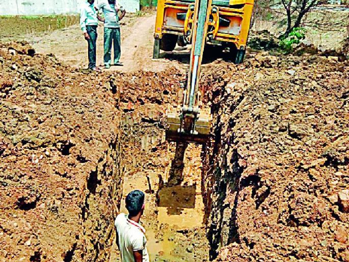 Finally, the start of the repair of the main water channel | अखेर मुख्य जलवाहिनीच्या दुरुस्तीला सुरुवात Finally, the start of the repair of the main water channel | अखेर मुख्य जलवाहिनीच्या दुरुस्तीला सुरुवात