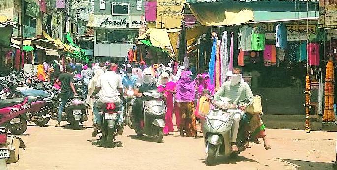 Crowds thronged the Tumsar market | तुमसर बाजारपेठेत उसळली गर्दी Crowds thronged the Tumsar market | तुमसर बाजारपेठेत उसळली गर्दी