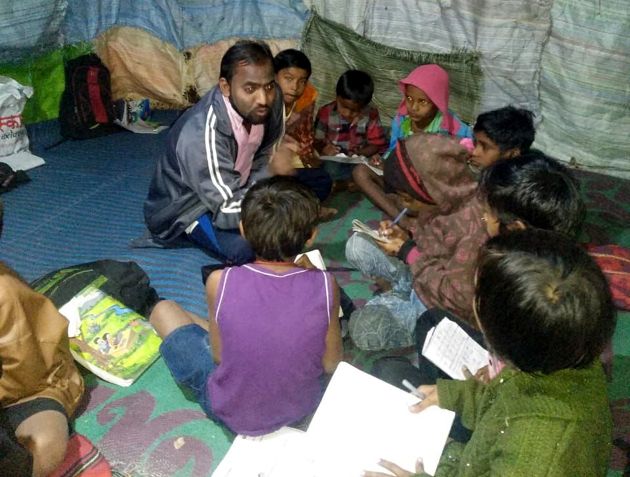 Just different! Engineer gives education lessons to the poor students | जरा हटके! ध्येयवेडा अभियंता झोपडीतून देतो गोरगरीबांना शिक्षणाचे धडे Just different! Engineer gives education lessons to the poor students | जरा हटके! ध्येयवेडा अभियंता झोपडीतून देतो गोरगरीबांना शिक्षणाचे धडे