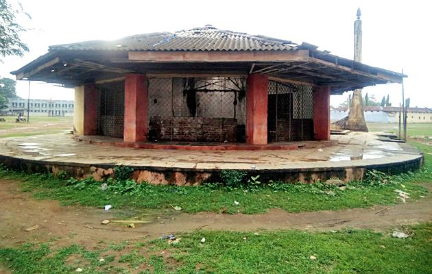 Martyrdom monument on the way to the landowning | हुतात्मा स्मारक भूईसपाट होण्याच्या मार्गावर
