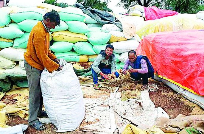 Depression of nature and delay of administration | निसर्गाची अवकृपा अन् प्रशासनाची दिरंगाई Depression of nature and delay of administration | निसर्गाची अवकृपा अन् प्रशासनाची दिरंगाई