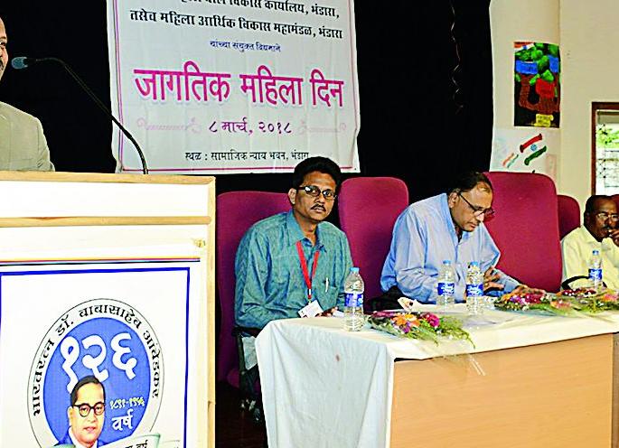 Respect other women as well as women in the family | कुटुंबातील स्त्रियांप्रमाणेच अन्य महिलांचाही सन्मान करा Respect other women as well as women in the family | कुटुंबातील स्त्रियांप्रमाणेच अन्य महिलांचाही सन्मान करा