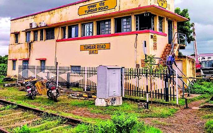 The British-era railway cabin will now be deported | ब्रिटीशकालीन रेल्वे कॅबिन आता होणार हद्दपार The British-era railway cabin will now be deported | ब्रिटीशकालीन रेल्वे कॅबिन आता होणार हद्दपार