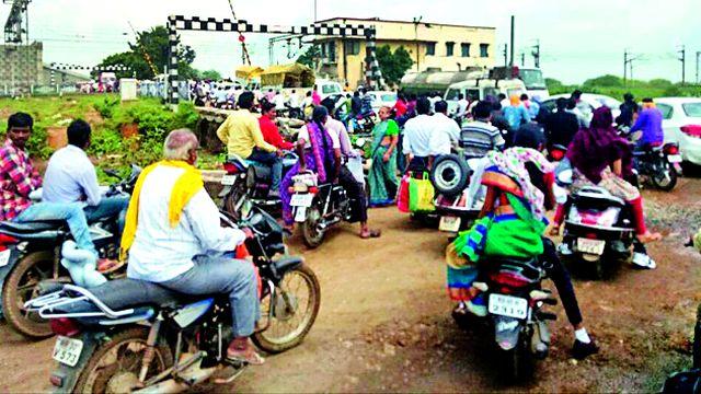 One kilometer from Devaadi vehicles due to technological failure of railway gate | रेल्वे फाटकाच्या तांत्रिक बिघाडाने देव्हाडीत वाहनांची एक किमी रांग
