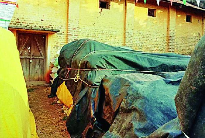 Hundreds of paddy fields open due to paddy purchase closure | धान खरेदी बंदमुळे शेकडो धानपोती उघड्यावर Hundreds of paddy fields open due to paddy purchase closure | धान खरेदी बंदमुळे शेकडो धानपोती उघड्यावर