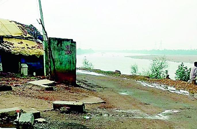 Villagers' lives at stake due to Waingange's character! | वैनगंगेच्या पात्रामुळे ग्रामस्थांचा जीव मुठीत!