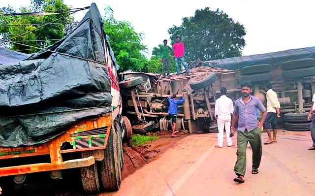 Cleaner's death in overtake | ओव्हरटेकच्या नादात क्लिनरचा मृत्यू Cleaner's death in overtake | ओव्हरटेकच्या नादात क्लिनरचा मृत्यू