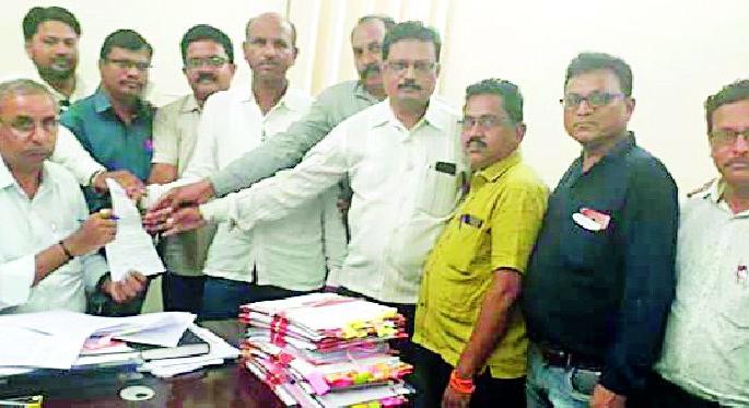 Different organizations today have a symbolic end to pending demands | प्रलंबित मागण्यांसाठी विविध संघटनांचा आज लाक्षणिक संप Different organizations today have a symbolic end to pending demands | प्रलंबित मागण्यांसाठी विविध संघटनांचा आज लाक्षणिक संप