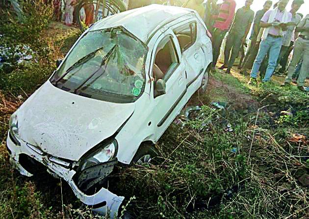 Eight people injured after car hit | कार उलटून आठ जण जखमी Eight people injured after car hit | कार उलटून आठ जण जखमी