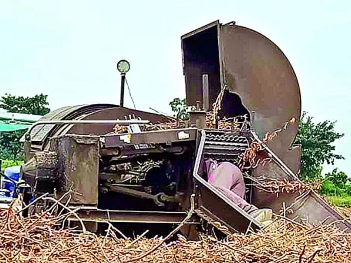 Farmer dies after getting stuck in threshing machine | मळणी यंत्रात अडकून शेतमजुराचा मृत्यू Farmer dies after getting stuck in threshing machine | मळणी यंत्रात अडकून शेतमजुराचा मृत्यू