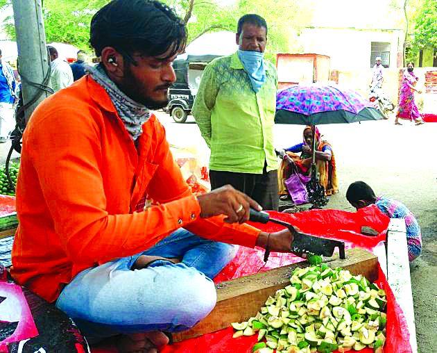 Coronavirus Unlock : Life in Buldana district is smooth | बुलडाणा जिल्ह्यातील जनजीवन होतेय सुरळीत