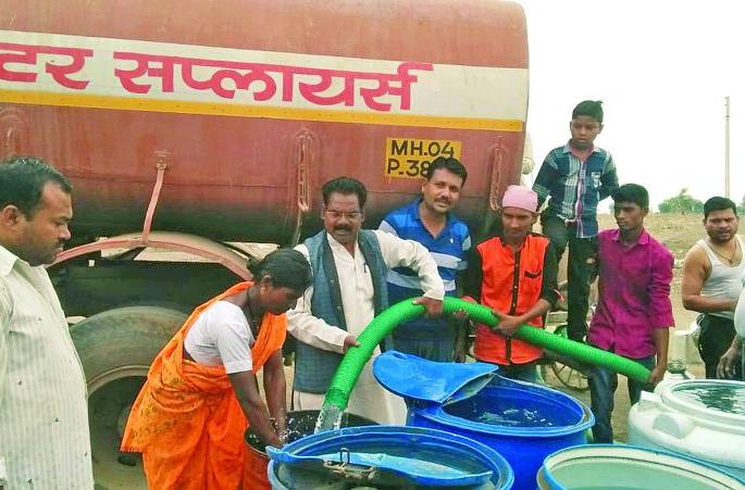 Buldana: Line for water to buy! | बुलडाणा : विकतच्या पाण्यासाठीही रांगा! Buldana: Line for water to buy! | बुलडाणा : विकतच्या पाण्यासाठीही रांगा!