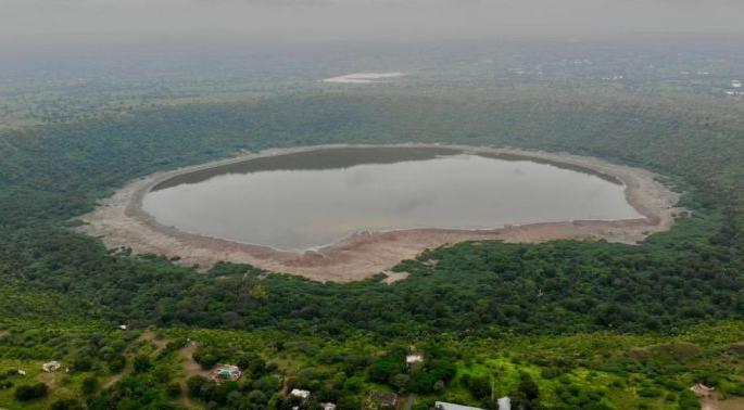 Water is the only problem in measuring water level in Lonar Lake! | लोणार सरोवर पाणीपातळी मोजण्यात पाण्याचीच अडचण! Water is the only problem in measuring water level in Lonar Lake! | लोणार सरोवर पाणीपातळी मोजण्यात पाण्याचीच अडचण!