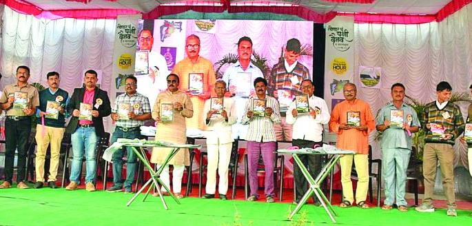 Churning thoughts on birdlife in the Lonar lake area | लोणार सरोवर परिसरातील पक्षीवैभवावर विचार मंथन Churning thoughts on birdlife in the Lonar lake area | लोणार सरोवर परिसरातील पक्षीवैभवावर विचार मंथन