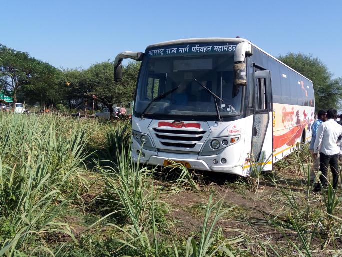 The jeep was broken by a piece of Shivshahi bus | शिवशाहीबसच्या घडकेने जीप उलटली The jeep was broken by a piece of Shivshahi bus | शिवशाहीबसच्या घडकेने जीप उलटली
