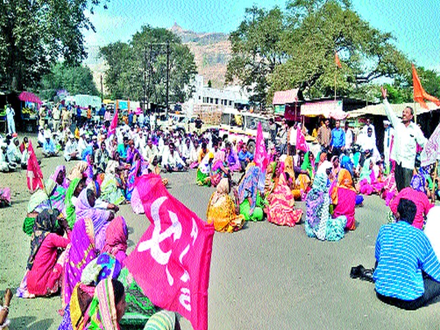 Stop the way for the Kisan Sabha on the moon | चांदवडला किसान सभेचा रास्ता रोको Stop the way for the Kisan Sabha on the moon | चांदवडला किसान सभेचा रास्ता रोको