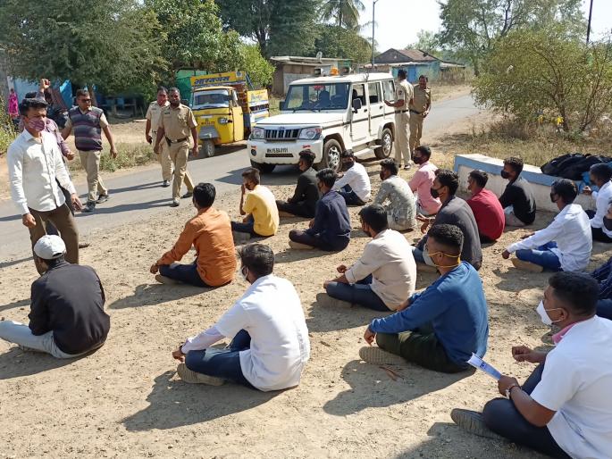 Chhatrabharati's sit-in agitation in front of Adgaon hostel | आडगाव वसतिगृहासमोर छात्रभारतीचे ठिय्या आंदोलन Chhatrabharati's sit-in agitation in front of Adgaon hostel | आडगाव वसतिगृहासमोर छात्रभारतीचे ठिय्या आंदोलन