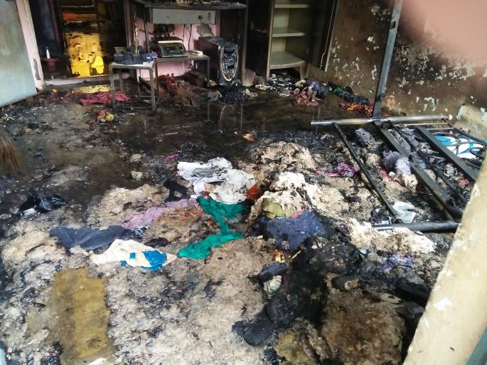 The gas leakage burns the world famous literature | गॅस गळती हाऊन संसार उपयोगी साहीत्य जळून खाक The gas leakage burns the world famous literature | गॅस गळती हाऊन संसार उपयोगी साहीत्य जळून खाक