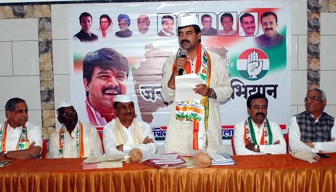 Discussion of Dhunda ticket in the campaign of Congress | कॉँग्रेसच्या अभियानात धुळ्याच्या तिकिटाचीच चर्चा Discussion of Dhunda ticket in the campaign of Congress | कॉँग्रेसच्या अभियानात धुळ्याच्या तिकिटाचीच चर्चा