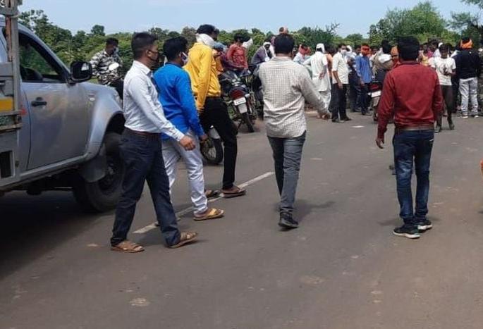 Agitation of border farmers due to entry ban in Gadchiroli | गडचिरोलीत प्रवेशबंदी केल्याने सीमावर्ती शेतकऱ्यांचा चक्काजाम