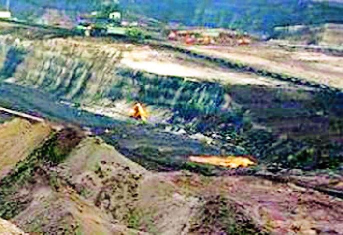 Waikolis's mother-in-law decides for the villagers | वेकोलिचे मातीचे ढिगारे गावकऱ्यांसाठी ठरले कर्दनकाळ