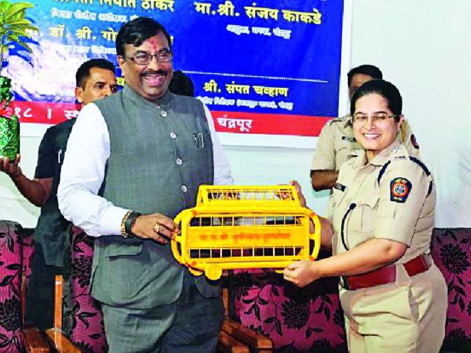35 lakh barricats to police help | पोलिसांच्या मदतीला ३५ लाखांचे बॅरिकेट्स 35 lakh barricats to police help | पोलिसांच्या मदतीला ३५ लाखांचे बॅरिकेट्स