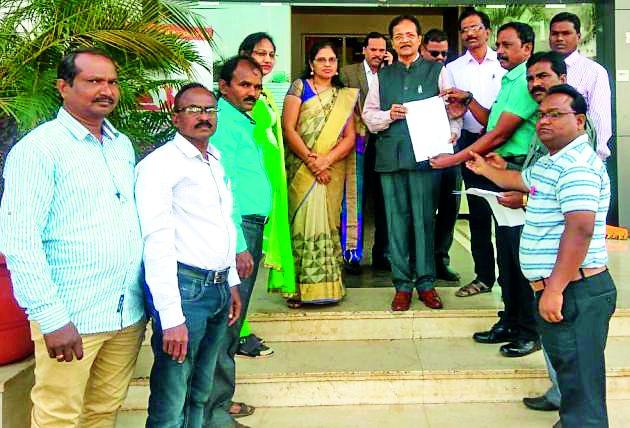 Solve the problems of backward class employees | मागासवर्गीय कर्मचाऱ्यांचा समस्या सोडवा Solve the problems of backward class employees | मागासवर्गीय कर्मचाऱ्यांचा समस्या सोडवा