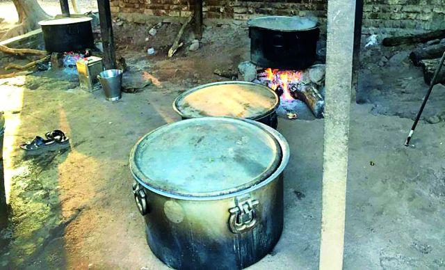 Zilla Parishad 77 schools without a kitchen | जिल्हा परिषदेच्या ७७ शाळा किचनशेडविना Zilla Parishad 77 schools without a kitchen | जिल्हा परिषदेच्या ७७ शाळा किचनशेडविना