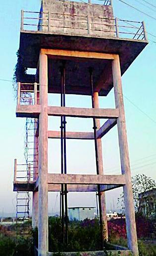 Throat leakage of the basin faucet | गडीसुर्ला नळ योजनेला गळती Throat leakage of the basin faucet | गडीसुर्ला नळ योजनेला गळती