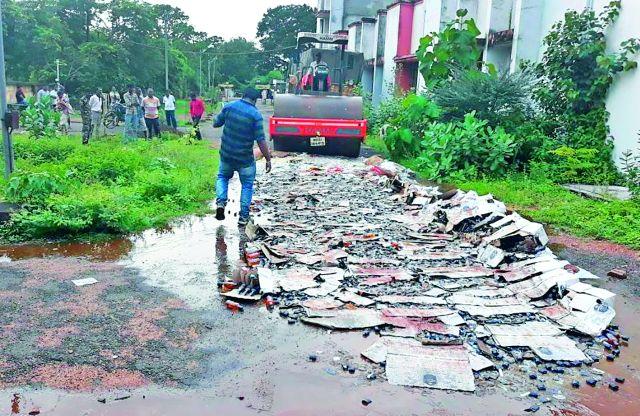 Bulldozer running over millions of crores of liquor | जप्त केलेल्या कोट्यवधीच्या दारूसाठ्यावर चालला बुलडोजर Bulldozer running over millions of crores of liquor | जप्त केलेल्या कोट्यवधीच्या दारूसाठ्यावर चालला बुलडोजर