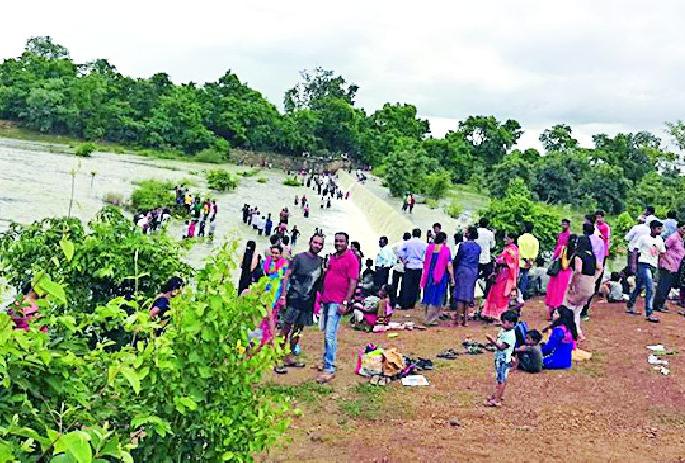 The crowd of tourists on Lake Asolamenda increased | आसोलामेंढा तलावावर वाढली पर्यटकांची गर्दी