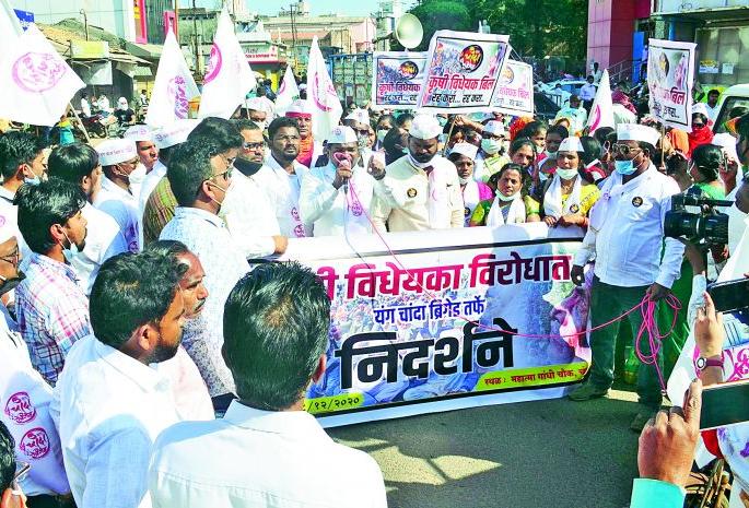 Spontaneous in Chandrapur, strictly closed in rural areas | चंद्रपूरात उत्स्फूर्त, ग्रामीण भागात कडकडीत बंद