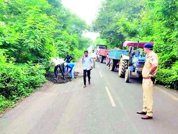 The potholes were filled by the police to prevent accidents | अपघात टाळण्यासाठी ठाणेदारांनीच बुजविले रस्त्यावरील खड्डे The potholes were filled by the police to prevent accidents | अपघात टाळण्यासाठी ठाणेदारांनीच बुजविले रस्त्यावरील खड्डे
