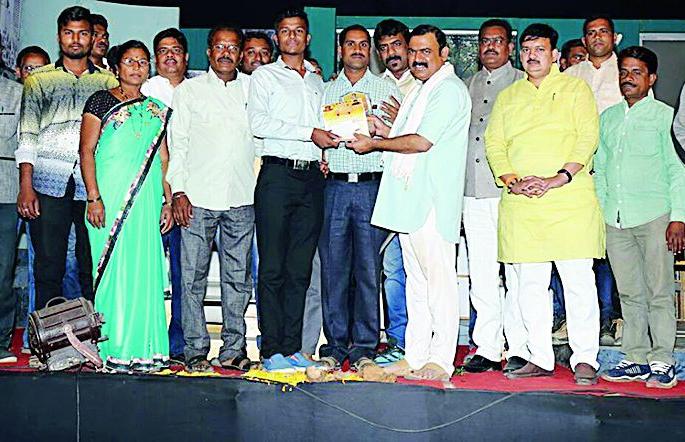 The farmers were living hard | शेतकऱ्यांचे जगणे झाले कठीण The farmers were living hard | शेतकऱ्यांचे जगणे झाले कठीण