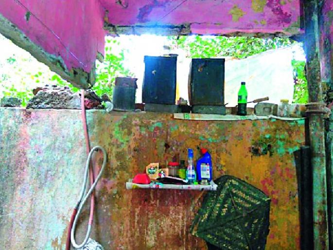 The life threatens of the workers | कामगारांचा जीव धोक्यात The life threatens of the workers | कामगारांचा जीव धोक्यात