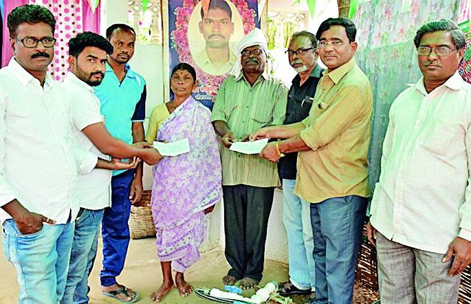 Provide a check for two lakh to the family of Shahid | शहिदाच्या कुटुंबाला अडीच लाखांचा धनादेश प्रदान Provide a check for two lakh to the family of Shahid | शहिदाच्या कुटुंबाला अडीच लाखांचा धनादेश प्रदान