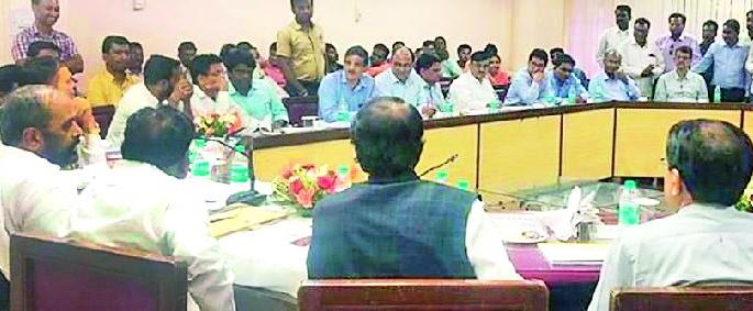 Distribute checks of project affected | प्रकल्पग्रस्तांचे धनादेश वितरित करा