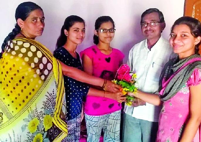 Nawargaon's Mrinali Gahan is the top in the district | नवरगावची मृणाली गहाणे जिल्ह्यात अव्वल