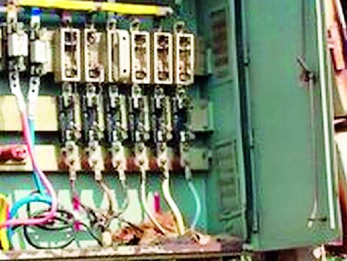 Exposed transformer threatens civilian lives | उघड्या ट्रान्सफार्मरचा नागरिकांच्या जीवाला धोका Exposed transformer threatens civilian lives | उघड्या ट्रान्सफार्मरचा नागरिकांच्या जीवाला धोका