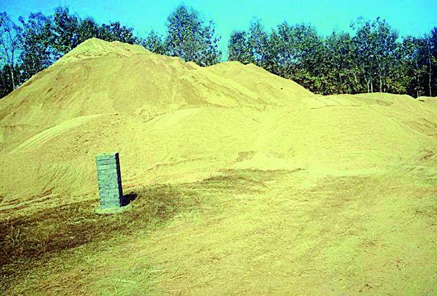 An arc on illegal sand collectors | अवैधरित्या रेती साठवणाऱ्यांवर चाप An arc on illegal sand collectors | अवैधरित्या रेती साठवणाऱ्यांवर चाप