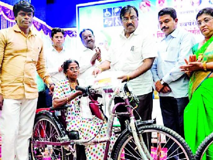 Attempting to get regular monthly wages for the devotees | दिव्यांगांना नियमित दरमहा वेतन मिळण्यासाठी प्रयत्नरत