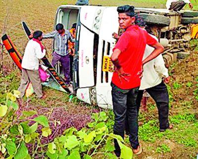 Travels bus got off near Gujgavana village | गुजगव्हान गावाजवळ ट्रॅव्हल्स बस उलटली Travels bus got off near Gujgavana village | गुजगव्हान गावाजवळ ट्रॅव्हल्स बस उलटली