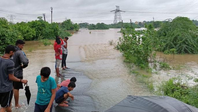 Saints everywhere; Floods of rivers and streams | सर्वत्र संततधार; नदी -नाल्यांना पूर Saints everywhere; Floods of rivers and streams | सर्वत्र संततधार; नदी -नाल्यांना पूर